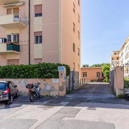 Guesthost - - Sea View Apartment! Λιβόρνο